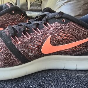 Nike Women's Black and Pink Running Shoes